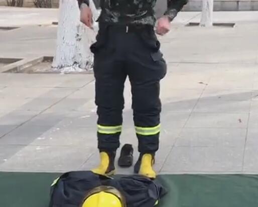 穿消防服的步骤与使用标准（图片展示）2