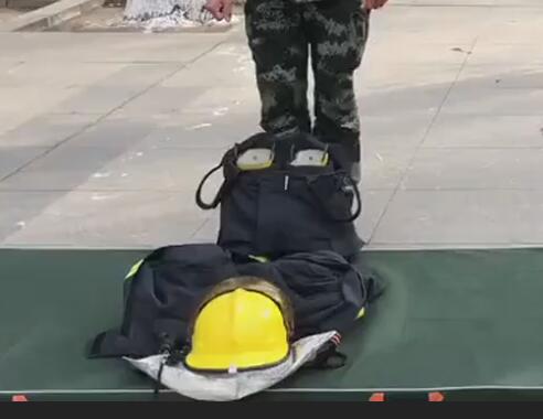 穿消防服的步骤与使用标准（图片展示）1
