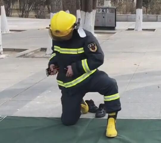 穿消防服的步骤与使用标准（图片展示）4