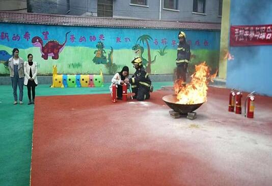 某幼儿园教师正在进行消防器械使用培训